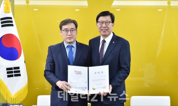 (왼쪽부터)송복철 신임 부산경제진흥원장, 박형준 부산시장./부산시 제공
